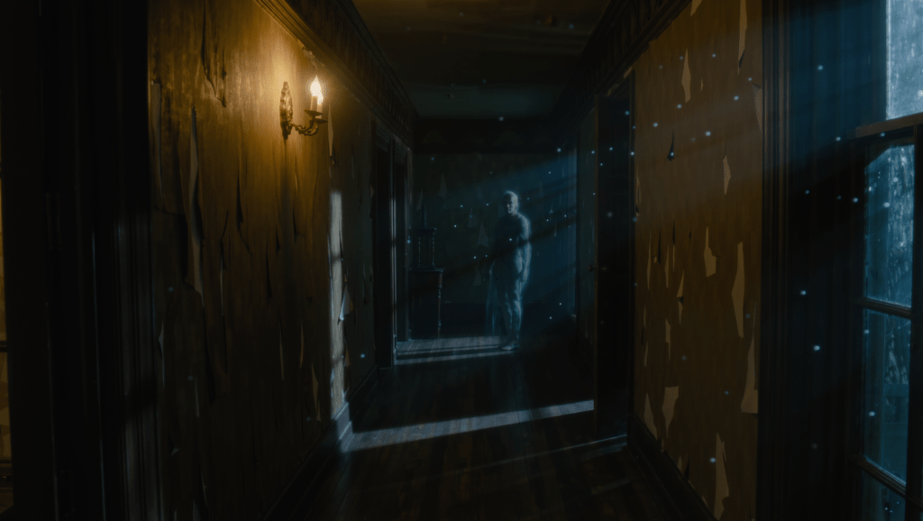 Illustrazione di un corridoio buio di una vecchia casa con una figura ombra indistinta, a rappresentare i fenomeni scientificamente spiegabili delle case infestate