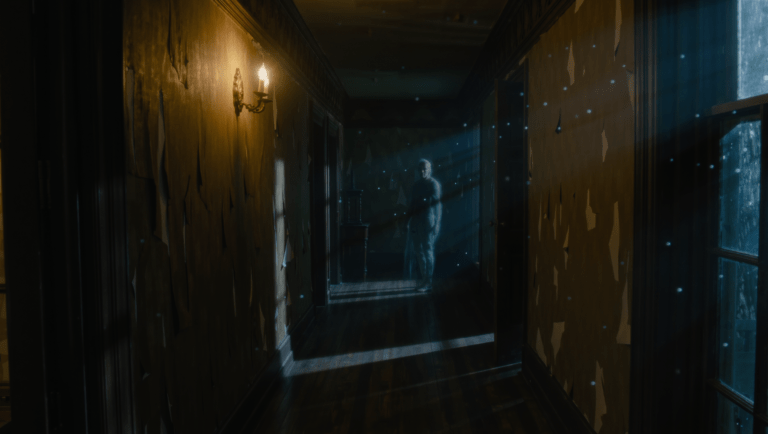 Illustrazione di un corridoio buio di una vecchia casa con una figura ombra indistinta, a rappresentare i fenomeni scientificamente spiegabili delle case infestate