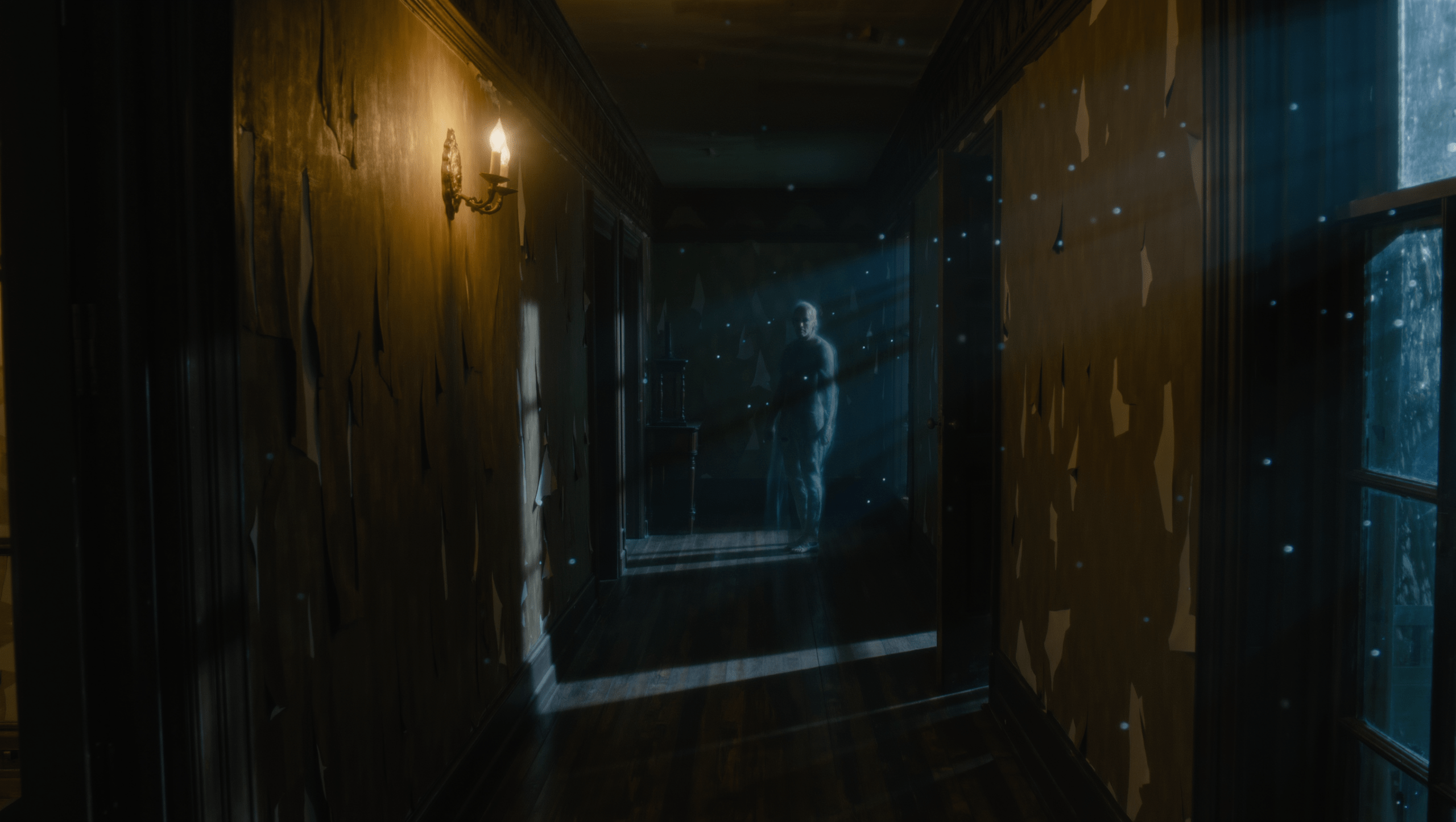 Illustrazione di un corridoio buio di una vecchia casa con una figura ombra indistinta, a rappresentare i fenomeni scientificamente spiegabili delle case infestate