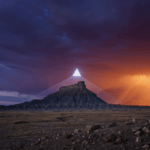 Ranch nel deserto dello Utah con una luce misteriosa triangolare sopra la mesa