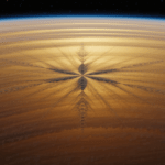 Decagono geometrico misterioso al polo sud di Saturno