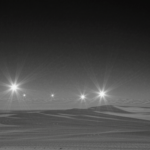 Fotografia d'epoca in bianco e nero di luci misteriose nel cielo, stile anni '50