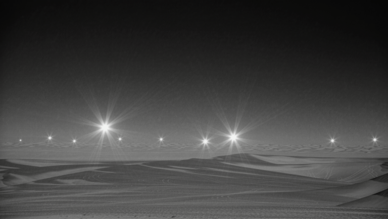 Fotografia d'epoca in bianco e nero di luci misteriose nel cielo, stile anni '50